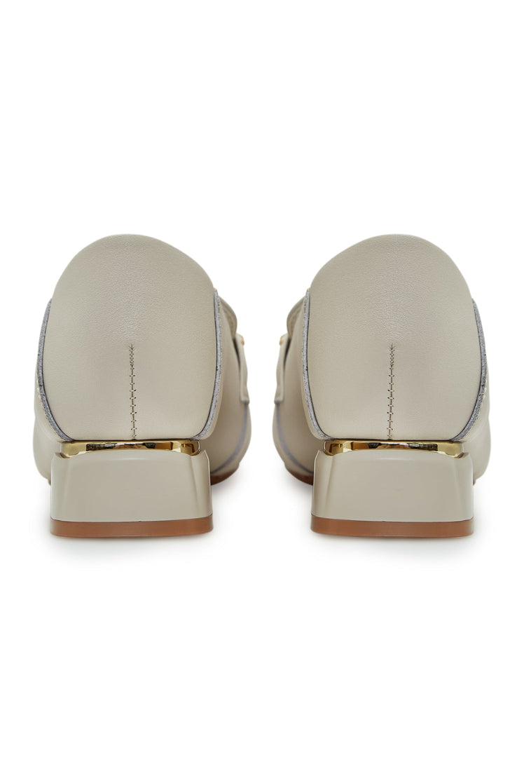 Loafers aus Leder mit Kettenverzierung - Beige