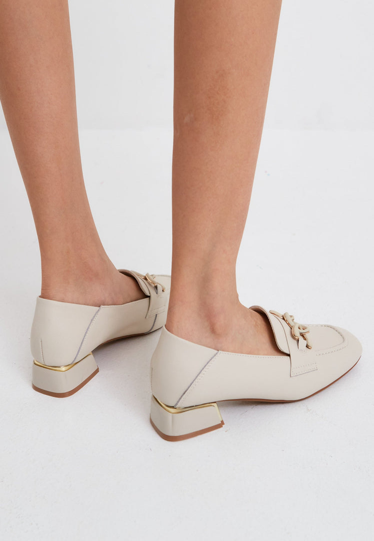 Loafers aus Leder mit Kettenverzierung - Beige
