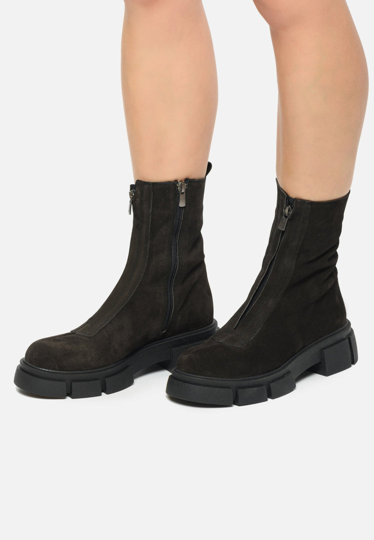 Stiefeletten aus Wildleder mit klobigem Plateau