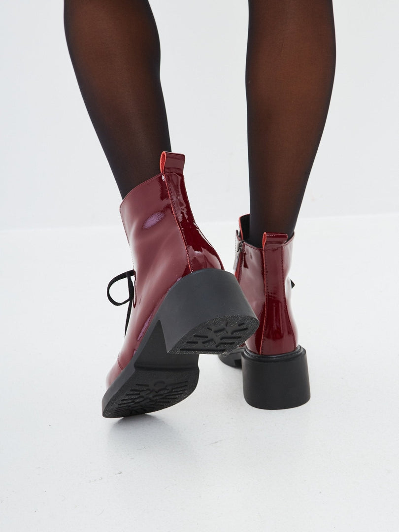 Lackleder-Schnürstiefeletten