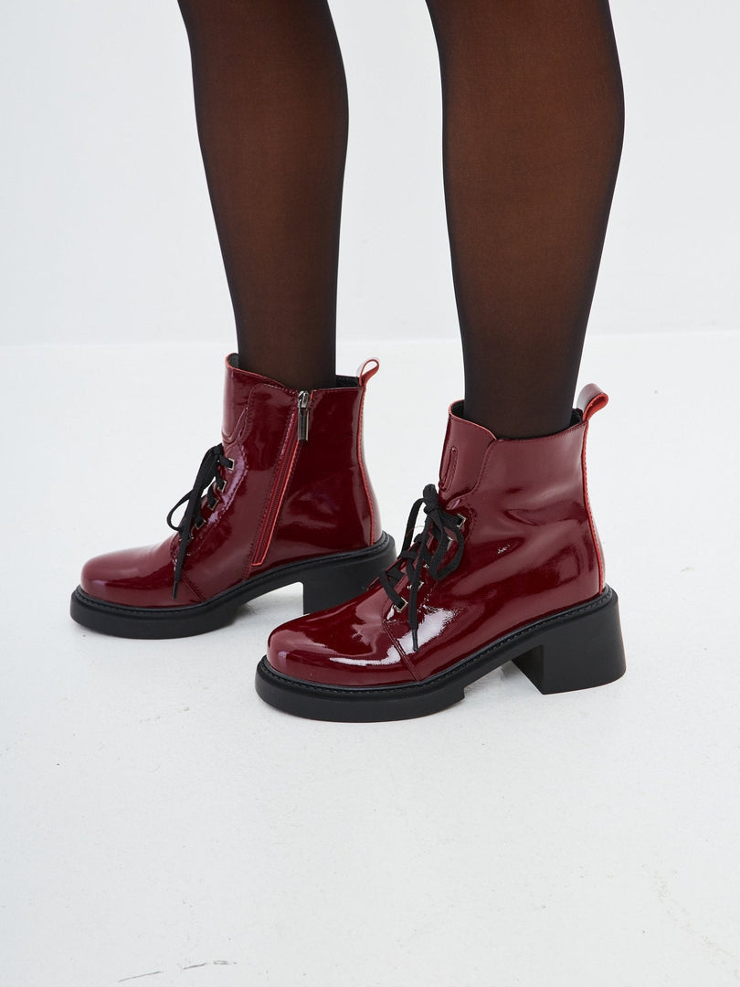 Lackleder-Schnürstiefeletten