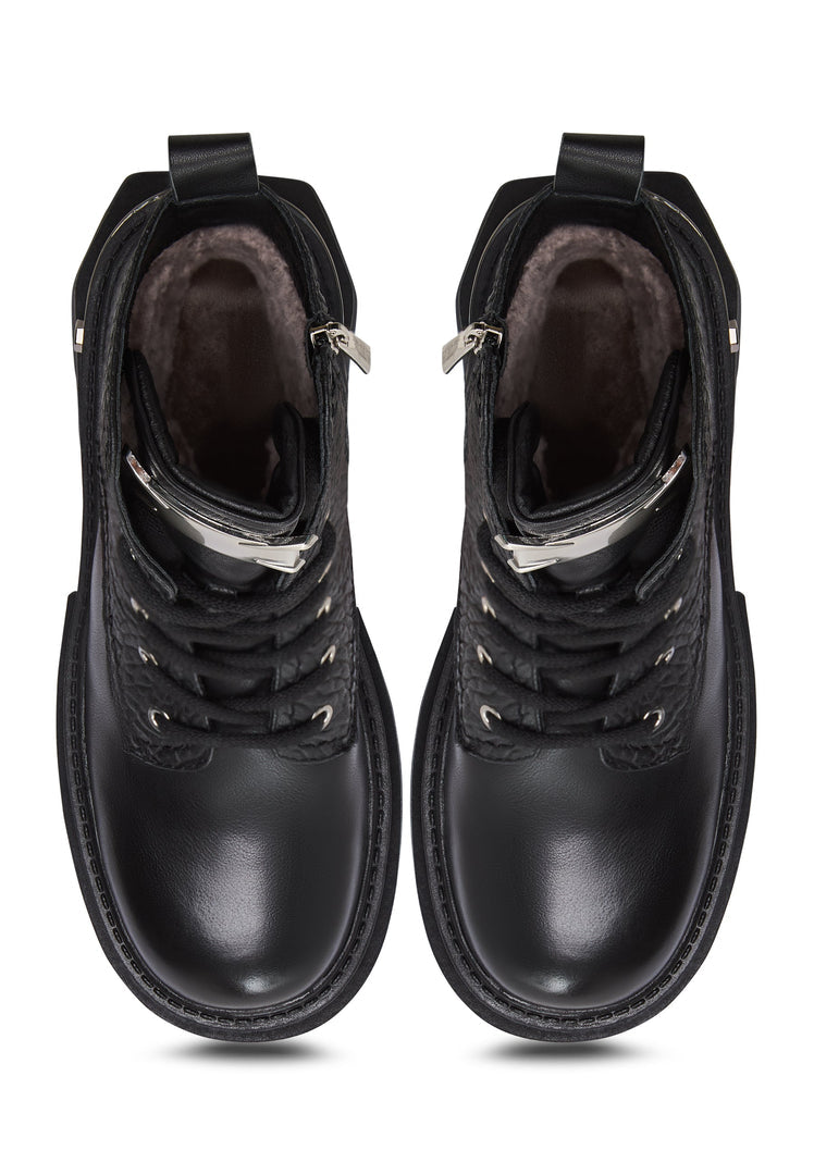 Bottes de combat en cuir texturé noir avec accents métalliques