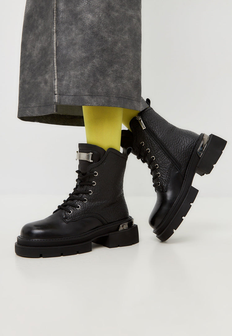 Bottes de combat en cuir texturé noir avec accents métalliques