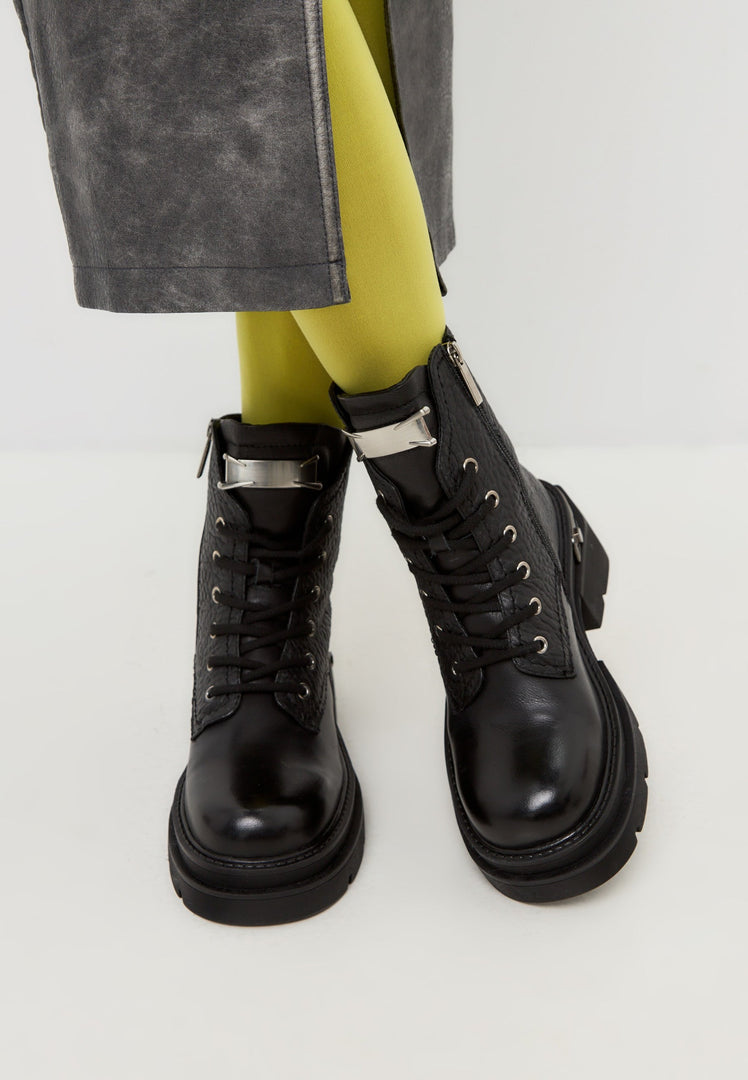 Bottes de combat en cuir texturé noir avec accents métalliques