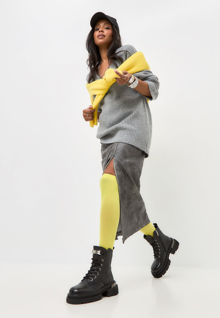 Bottes de combat en cuir texturé noir avec accents métalliques