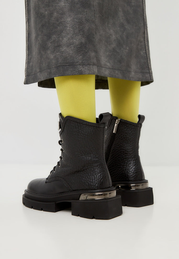 Bottes de combat en cuir texturé noir avec accents métalliques