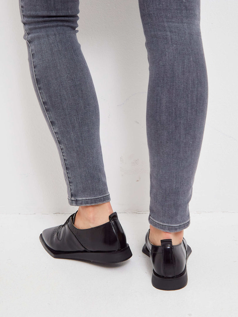 Spitz zulaufende Brogues - Schwarz