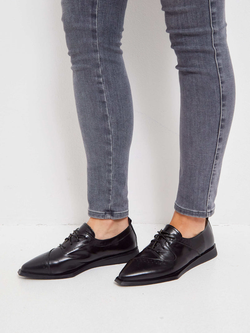 Spitz zulaufende Brogues - Schwarz