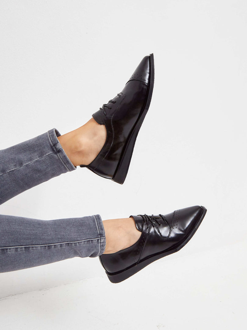 Spitz zulaufende Brogues - Schwarz