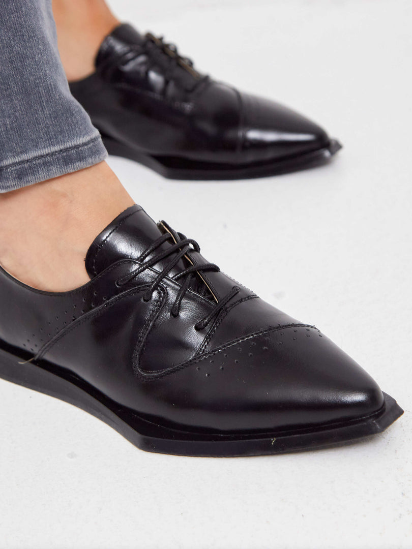 Spitz zulaufende Brogues - Schwarz