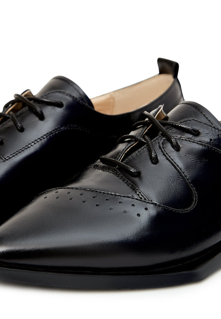 Spitz zulaufende Brogues - Schwarz