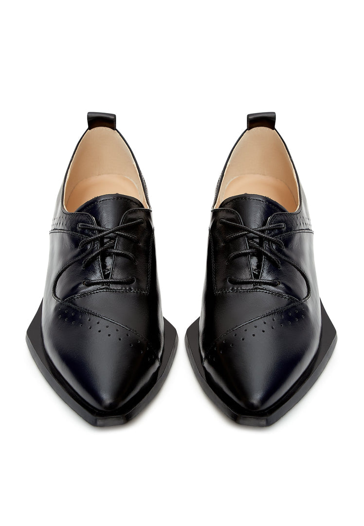 Spitz zulaufende Brogues - Schwarz