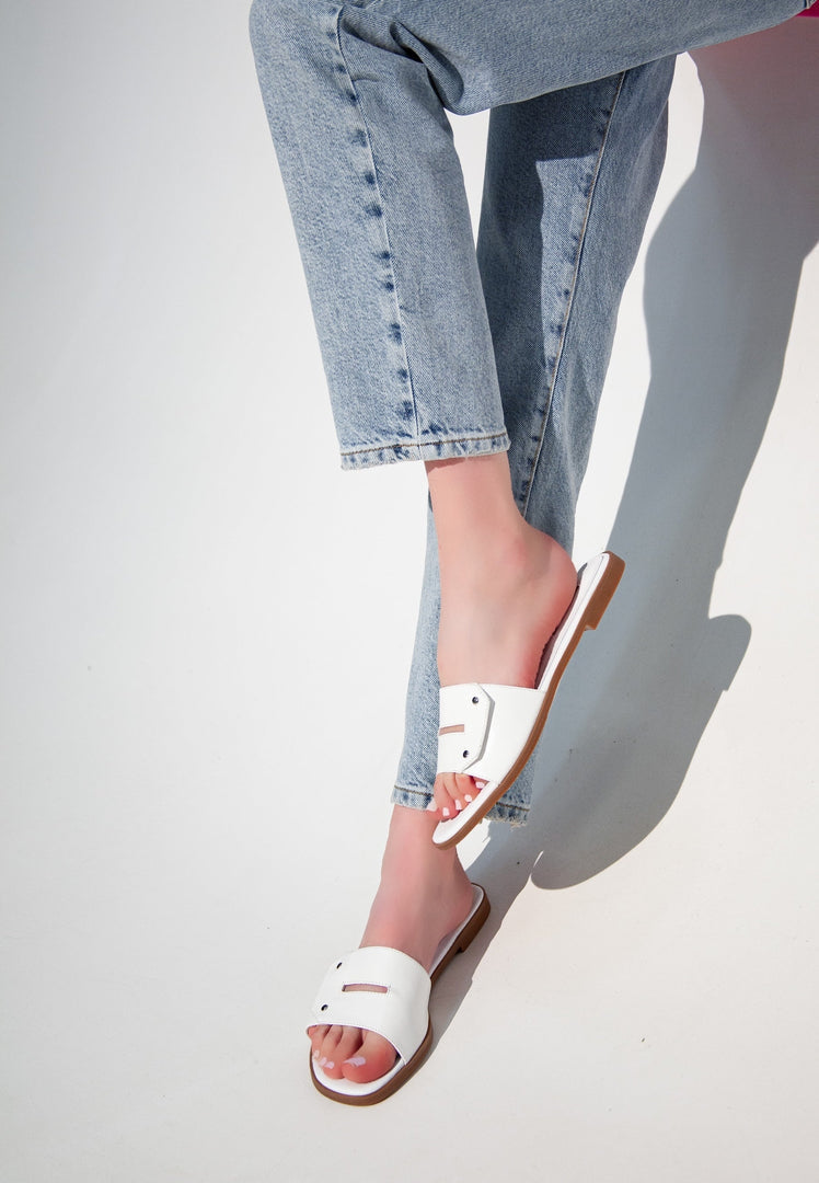 A pair of elegant white sandals, the perfect accessory for a trendy and fashionable look.