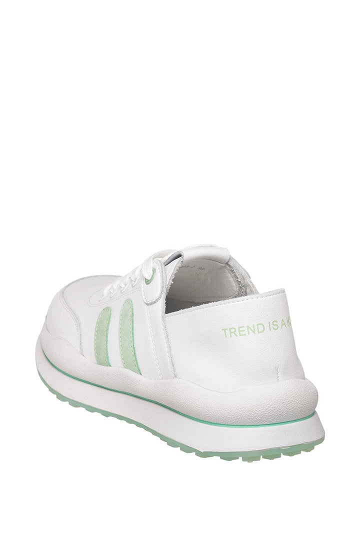 Baskets en cuir rayées