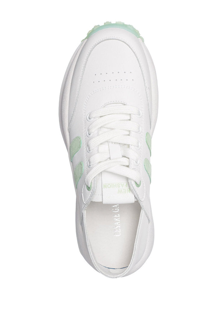 Baskets en cuir rayées