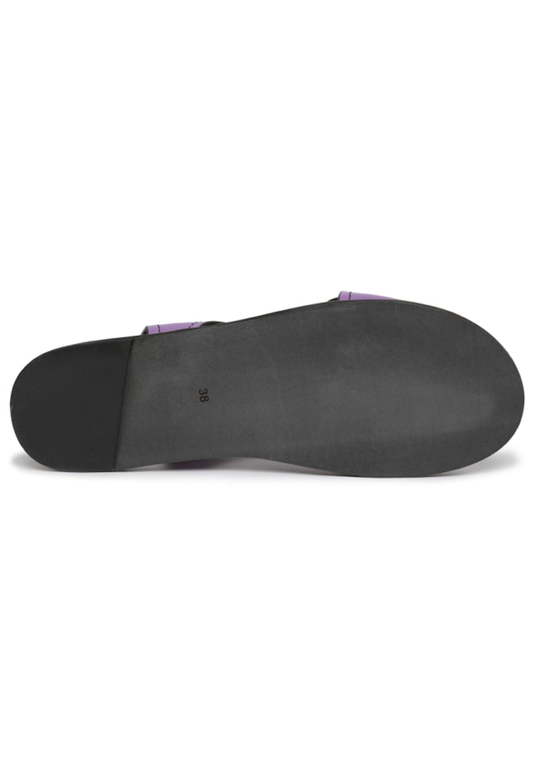 A pair of classic and comfortable women's flat sole sandals, perfect for summer outings.