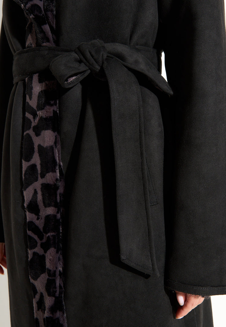 A fashionable, reversible faux fur black coat featuring a Pantera animal print, ideal for the winter season as a stylish outerwear option.