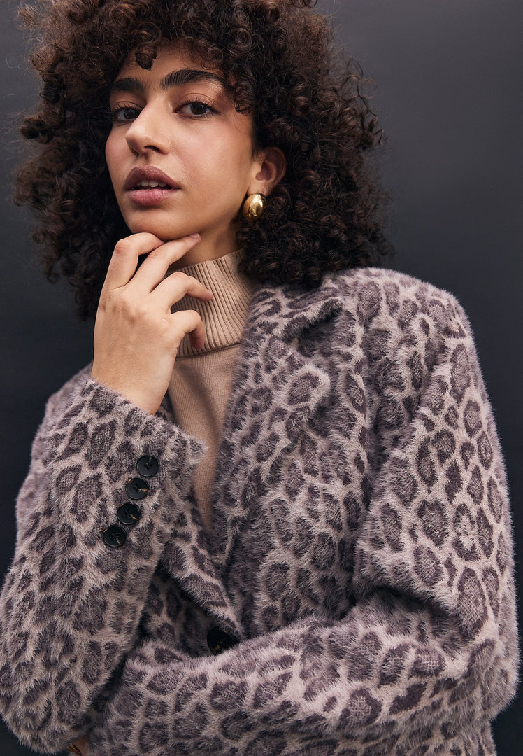 Stay stylish and warm this winter with the Bianca faux fur leopard print coat - a long faux fur coat featuring a trendy leopard print pattern.