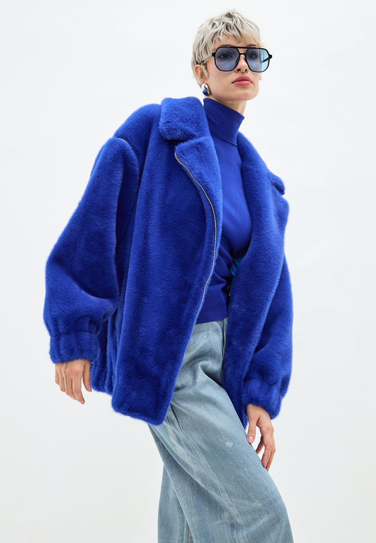 A chic faux fur short coat in Marilyn style, featuring a stunning blue color, perfect for outerwear fashion.