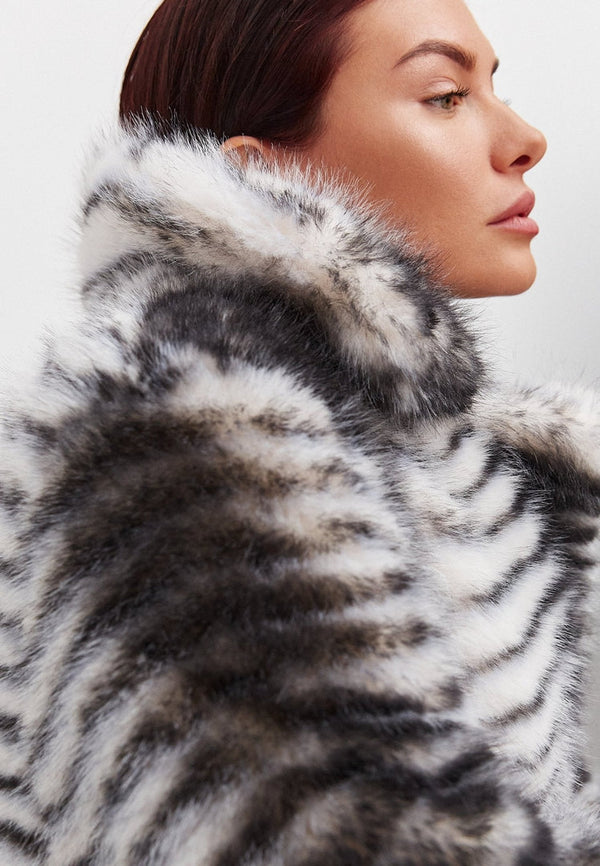 Abrigo largo con cinturón de piel sintética