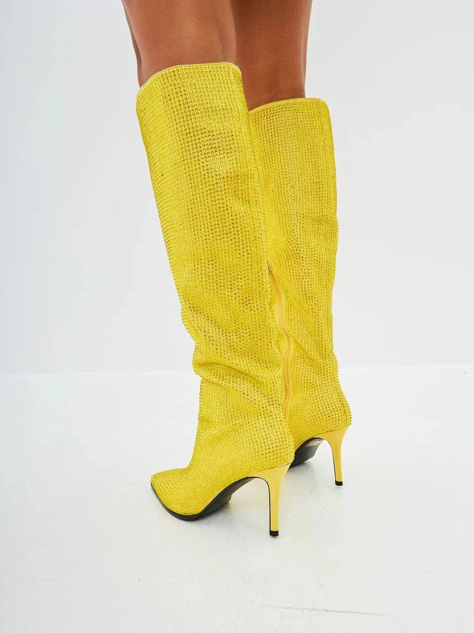 Bottes à hauteur de genou ornées d'un bijou