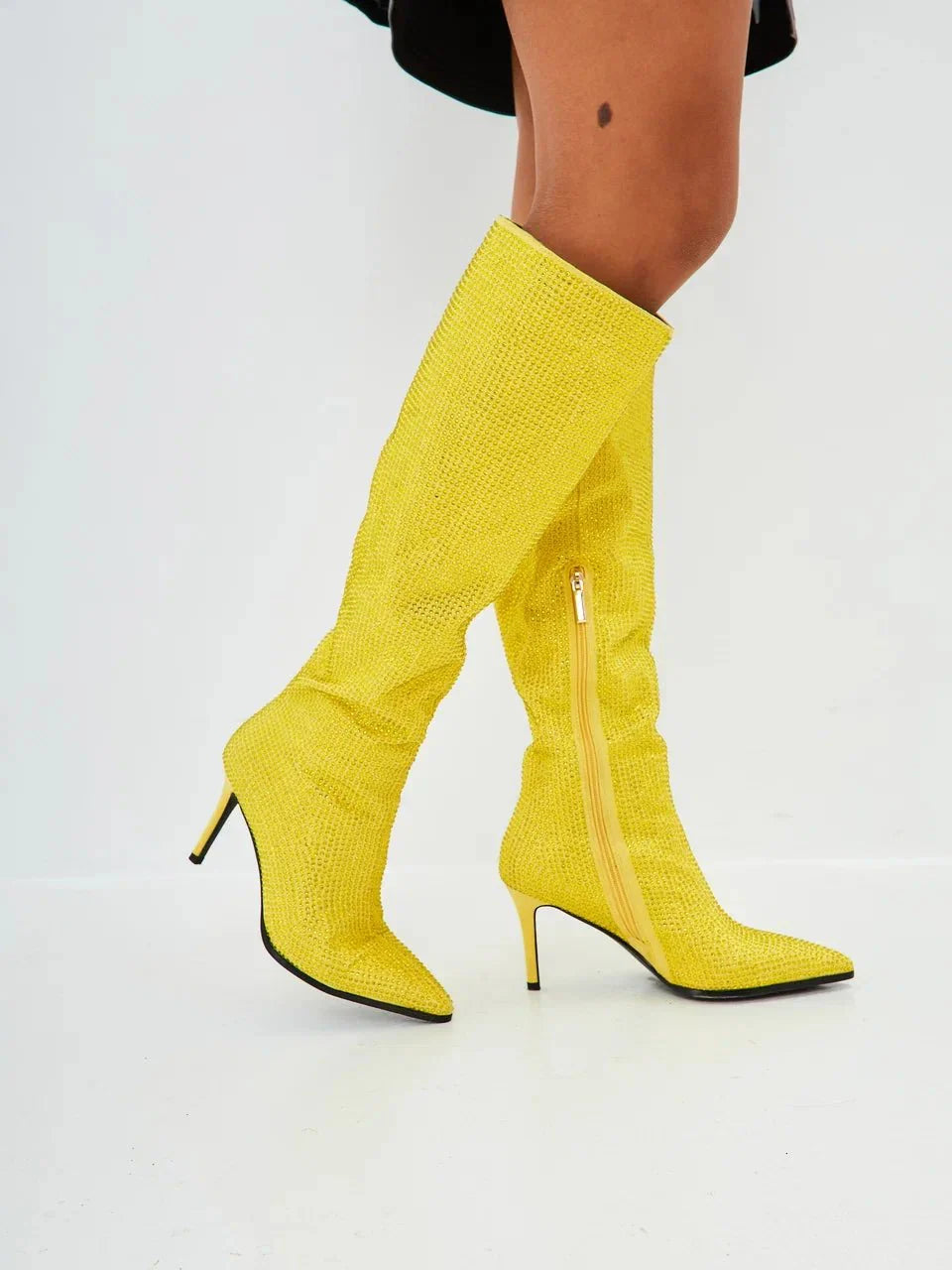 Bottes à hauteur de genou ornées d'un bijou
