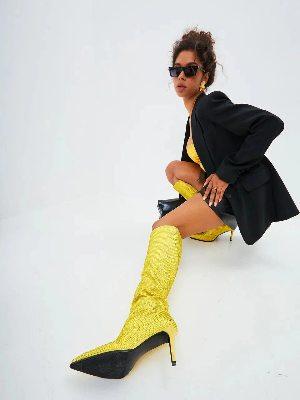 Bottes à hauteur de genou ornées d'un bijou