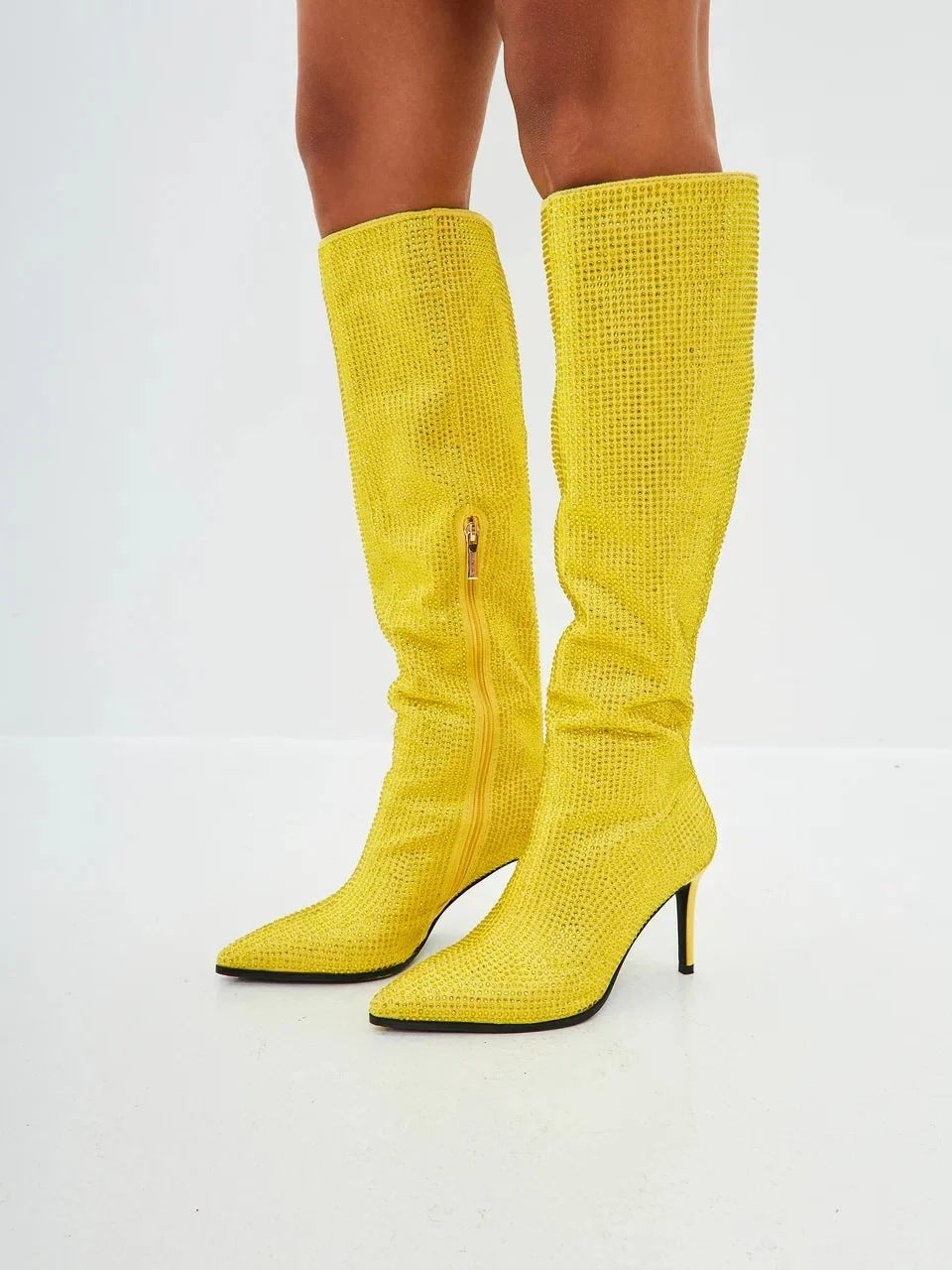 Bottes à hauteur de genou ornées d'un bijou
