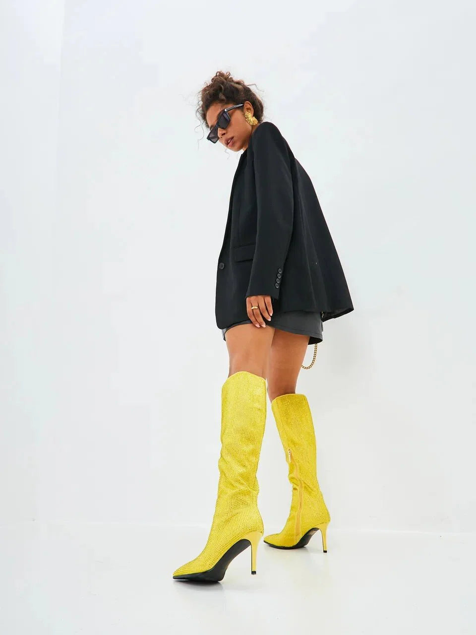 Bottes à hauteur de genou ornées d'un bijou