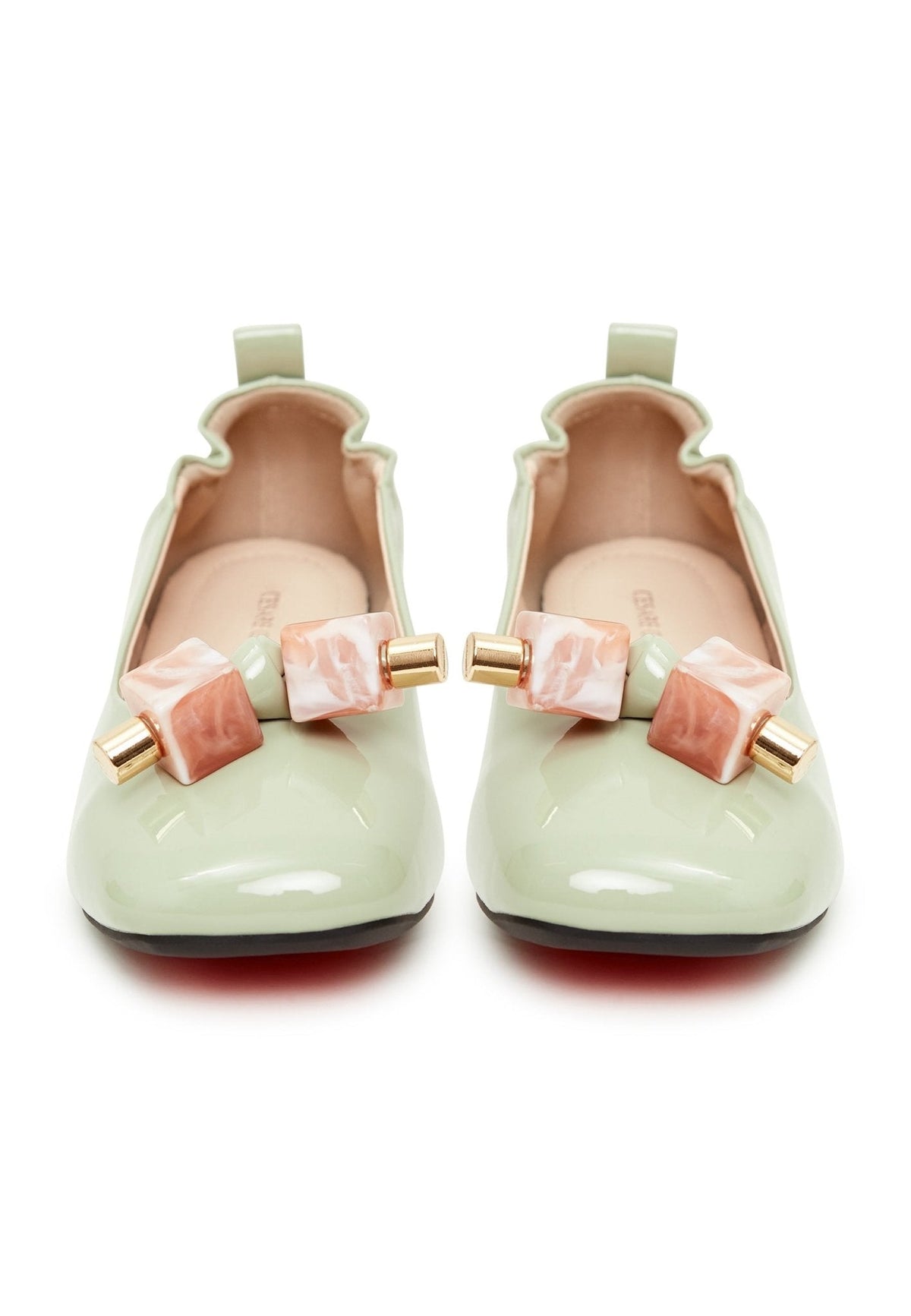 Ballerinor i patenterat läder