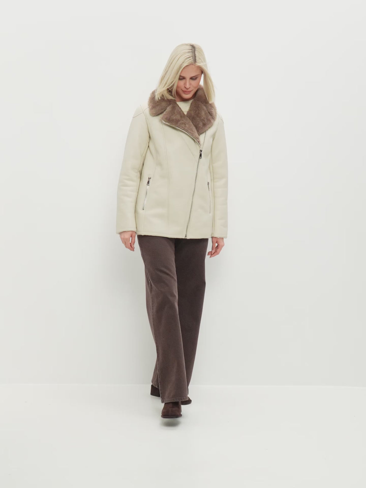 Luxurious Women’s Shearling-Lined Beige Coat with Belt – Elegant Winter Jacket