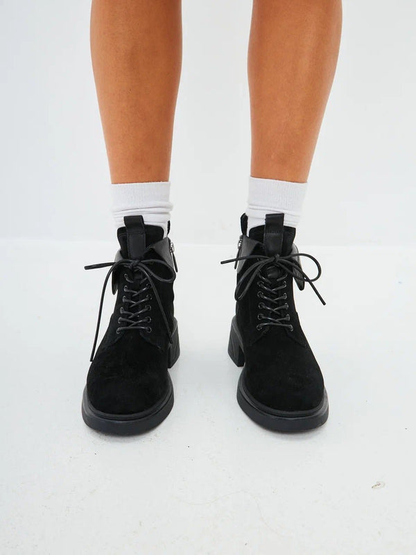 Elegantes botines con tacón en bloque